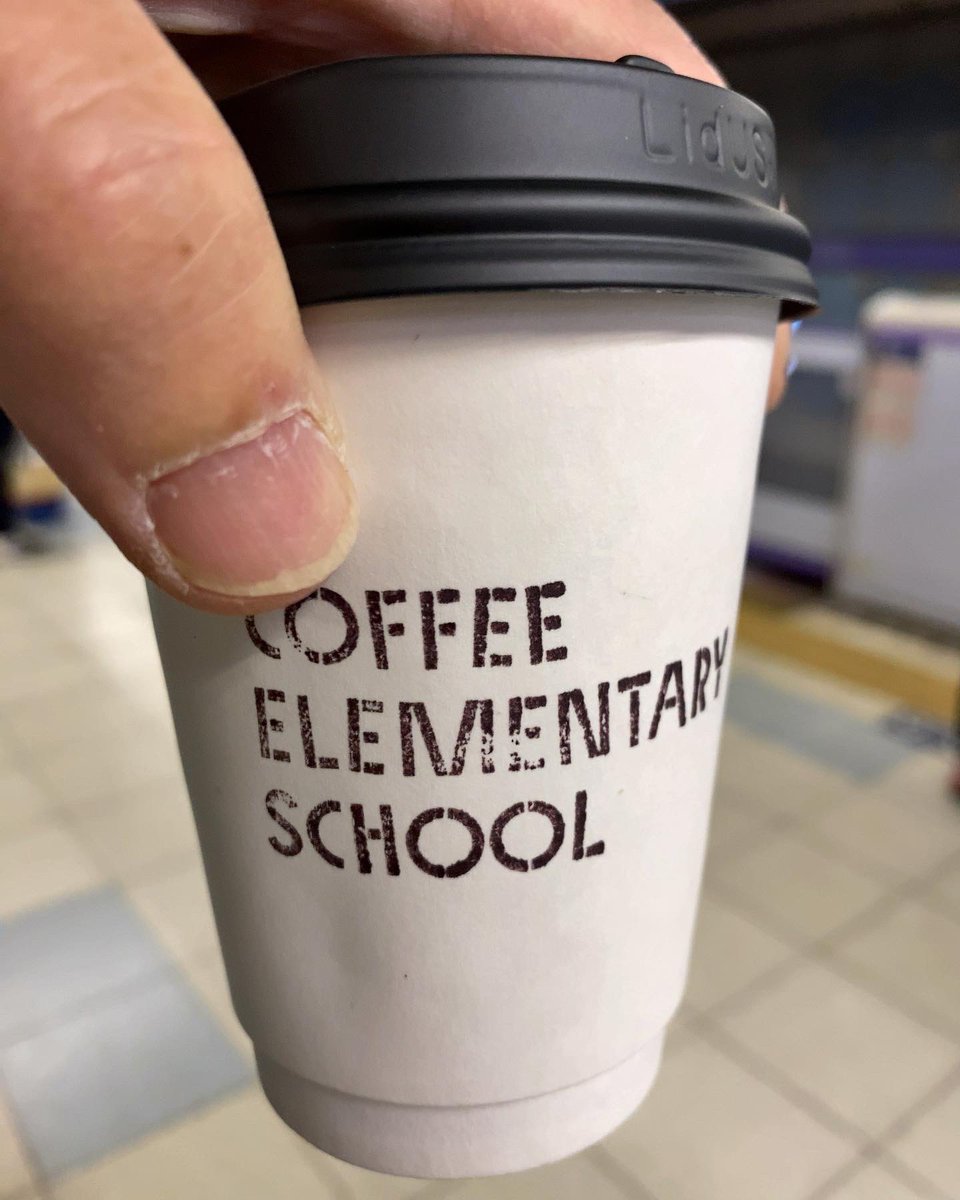 Satorunrunrun's tweet photo. 私立珈琲小学校 🏫 錦糸公園校舎
キャラメルラテ☕️
→初授業 →紙カップ美形😍 →甘すぎなくて美味��
レモンケーキ🍋🍰
→テイクアウト🎁
@C_E_S_0715
#coffeeelementaryschool
#珈琲小学校
#錦糸町 https://t.co/O4nAWjQtqs