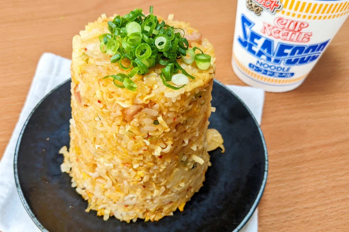 背徳感感じるアレンジレシピ！？シーフードヌードルで、キムチチャーハン。
