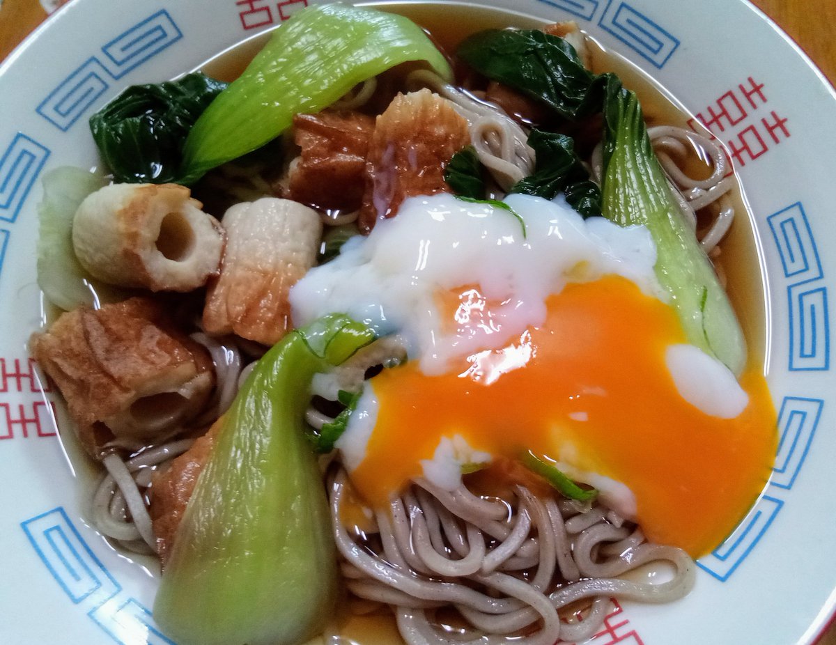 お昼ご飯です～ 本日のお昼ご飯『蕎麦』です。 チンゲンサイと竹輪、温玉をトッピングしました。 美味しくいただきましたごちそうさまでした。🍜🍴☕