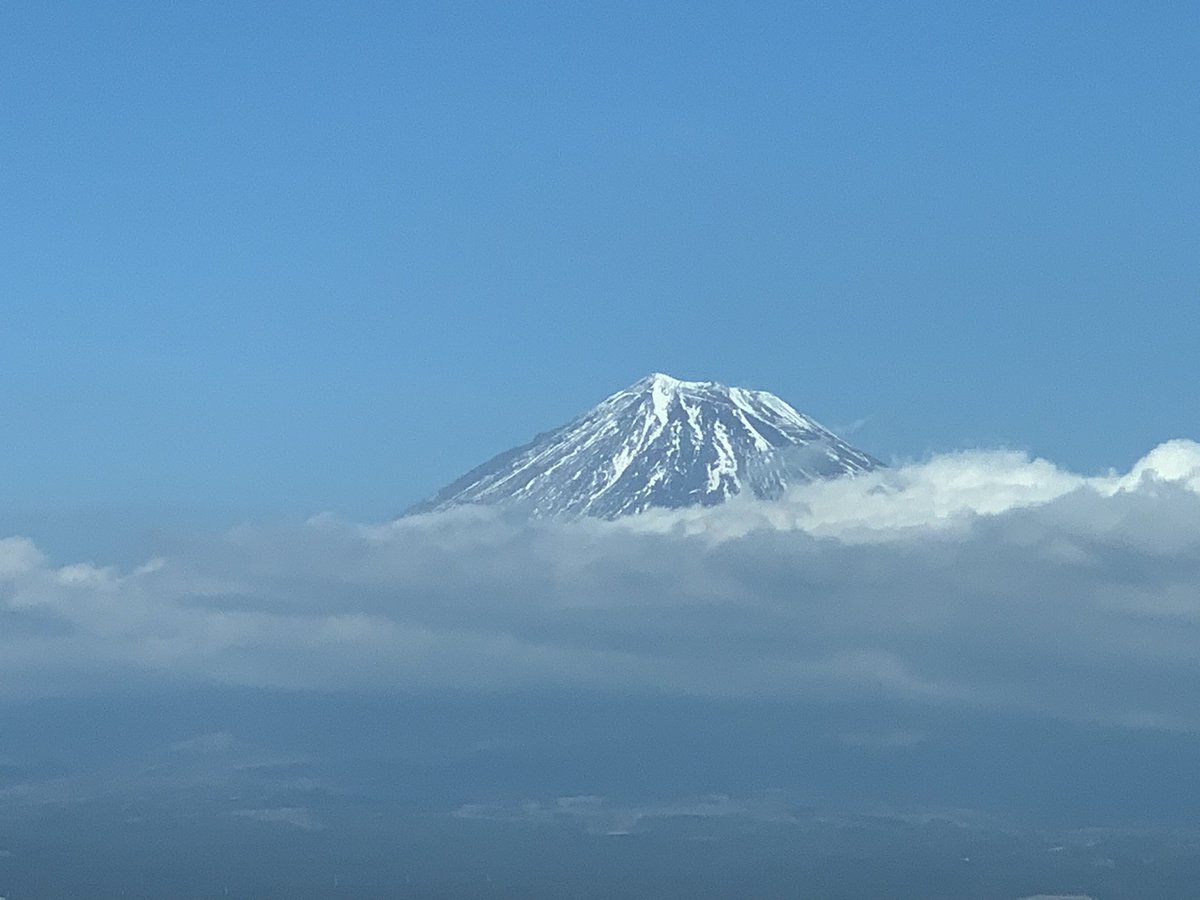 新富士駅付近からの富士山。 山頂の雪が少なく感じます。今年は南岸低気圧が来てないからでしょう。 今日は掛川で王将戦の前夜祭。それに参加させていただきます。 藤井聡太王将×羽生善治九段。