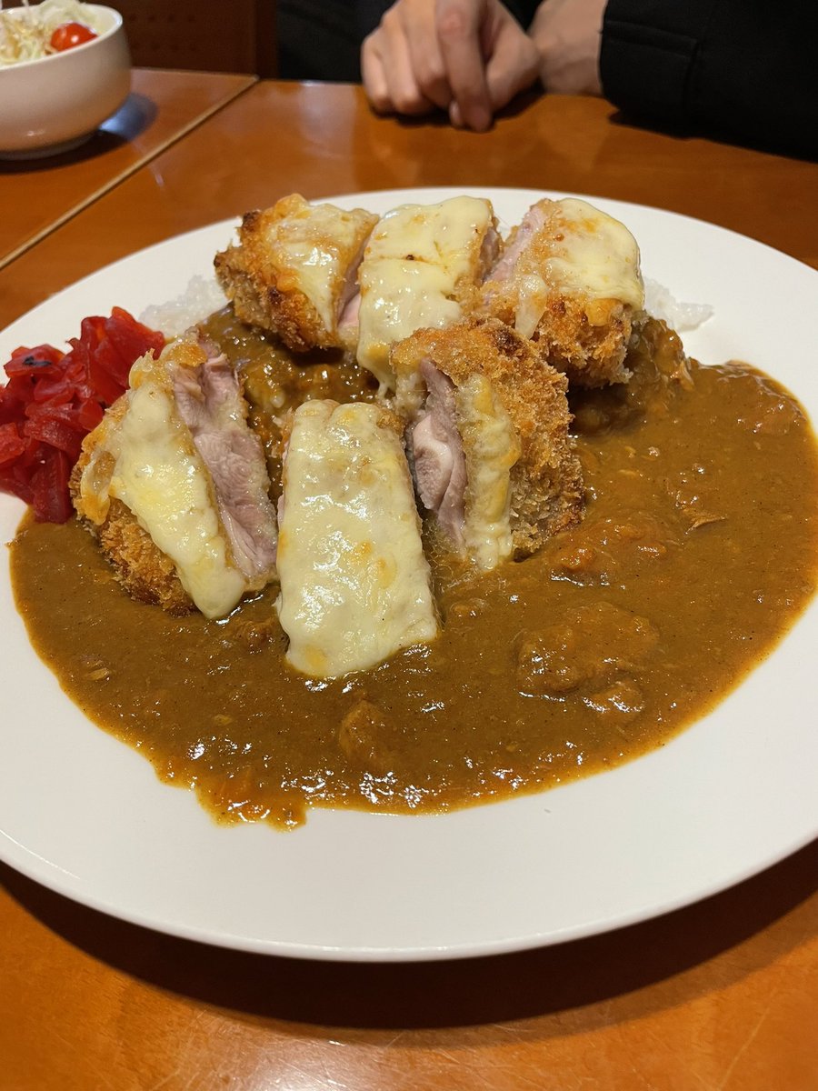 ZPtiv's tweet photo. 札幌市中央区　マーシュ亭
ポークカツレツカレー、チーズチキンカツレツカレー、定食セットで…

美味かった！
洋食屋のルーに上出来のカツレツ
具沢山の豚汁にサラダもシャキッと甘い、良い店です😊 https://t.co/iikcTC4toA