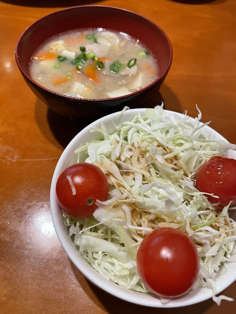 ZPtiv's tweet photo. 札幌市中央区　マーシュ亭
ポークカツレツカレー、チーズチキンカツレツカレー、定食セットで…

美味かった！
洋食屋のルーに上出来のカツレツ
具沢山の豚汁にサラダもシャキッと甘い、良い店です😊 https://t.co/iikcTC4toA