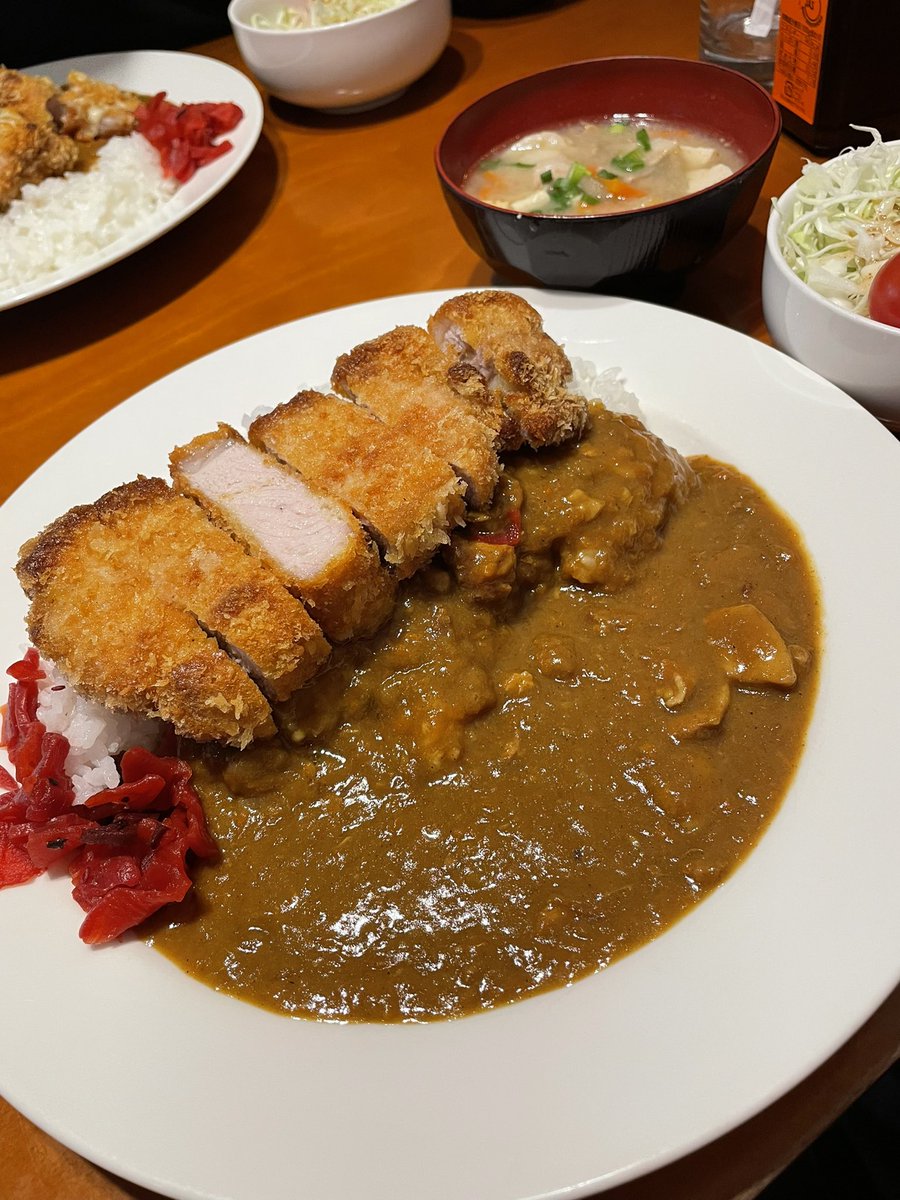 ZPtiv's tweet photo. 札幌市中央区　マーシュ亭
ポークカツレツカレー、チーズチキンカツレツカレー、定食セットで…

美味かった！
洋食屋のルーに上出来のカツレツ
具沢山の豚汁にサラダもシャキッと甘い、良い店です😊 https://t.co/iikcTC4toA