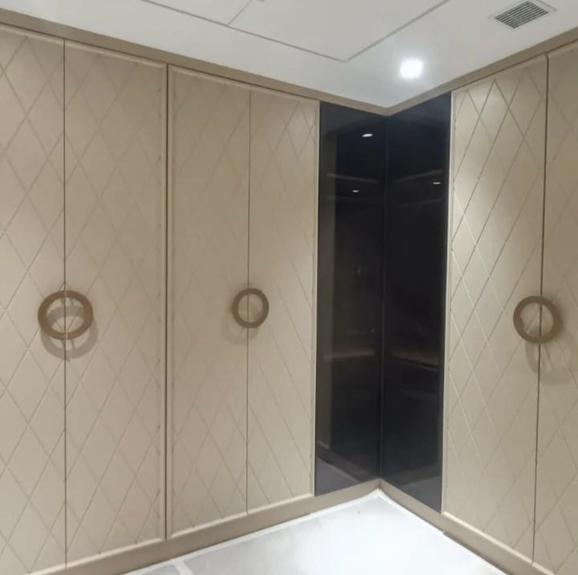 ajeetpgdm10's tweet image. हरे कृष्णा🙏🙏
Today one more premium project completed @ vikashpuri- Premium Floor-Delhi India 🇮🇳 
For more information call on-09911114980#raemspace
#modularkitchen #RaemDesigns#modularkitchenmanufacturer #modularkitchendelhi #modularkitchendealers #modularwardrobe #modularfur