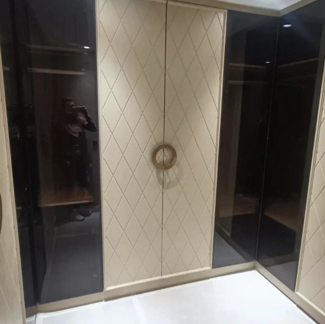 ajeetpgdm10's tweet image. हरे कृष्णा🙏🙏
Today one more premium project completed @ vikashpuri- Premium Floor-Delhi India 🇮🇳 
For more information call on-09911114980#raemspace
#modularkitchen #RaemDesigns#modularkitchenmanufacturer #modularkitchendelhi #modularkitchendealers #modularwardrobe #modularfur