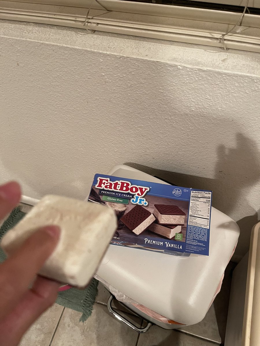 Charleyraee's tweet photo. I find it hilarious I’ve found topless @fatboyicecream sandwiches twice now. Am I eating too many? https://t.co/xNvvo22N2E