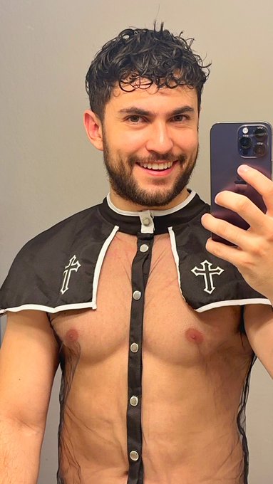 Am I going to hell for this? 😂😈 https://t.co/zgeHmAa3C1 https://t.co/K9nVAJ6fuZ