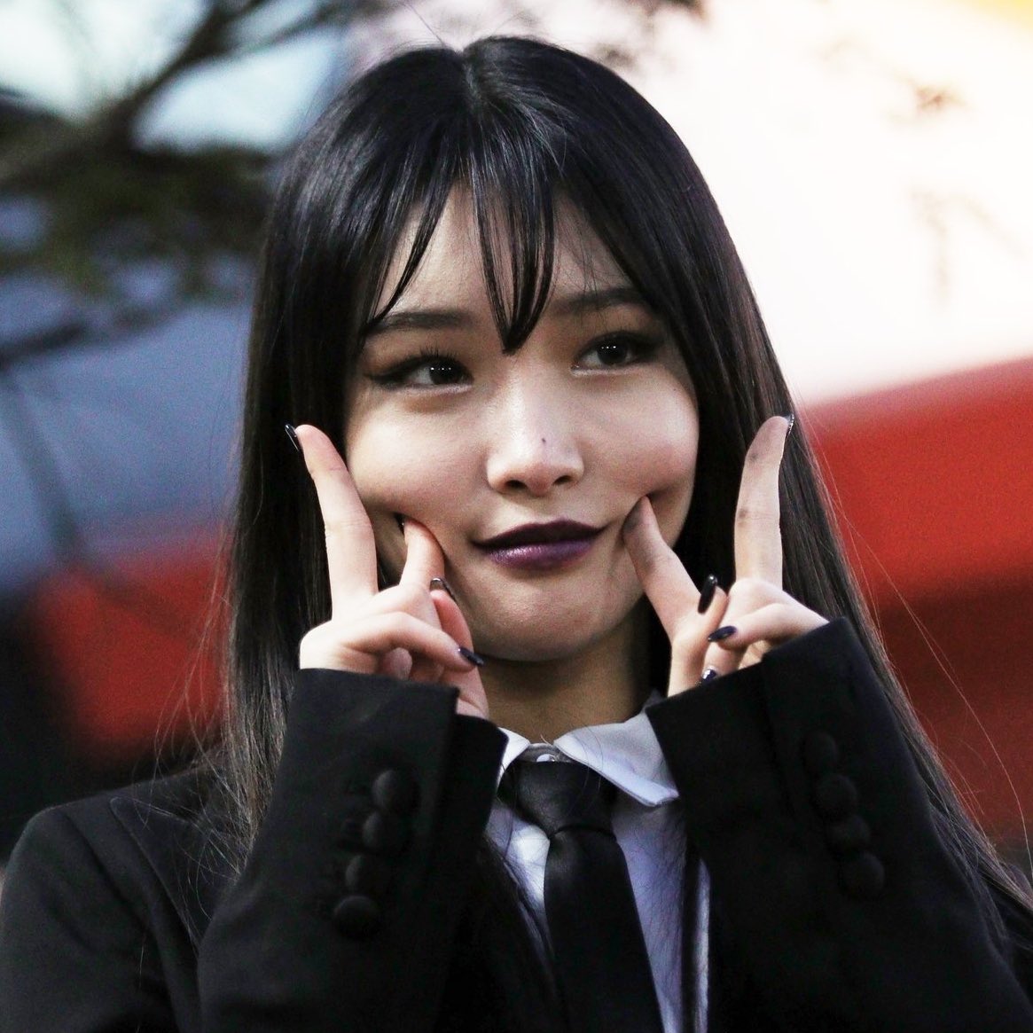 ultskimchungha's tweet photo. chungha in black lipstick >>>> life https://t.co/SKBkDclLgS