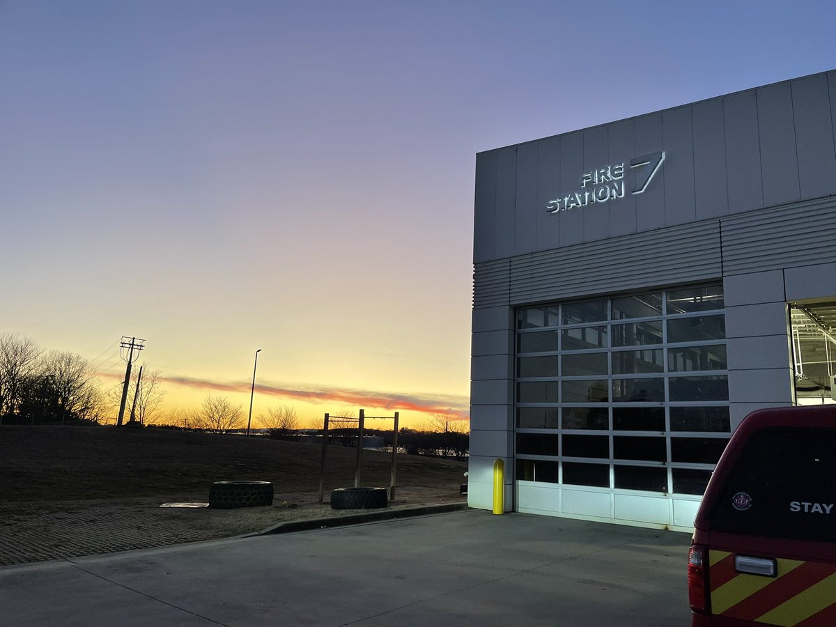brittbhay's tweet photo. Beautiful sunset at @ChattFireDept Station 7 tonight! https://t.co/ihfxC6wtGO