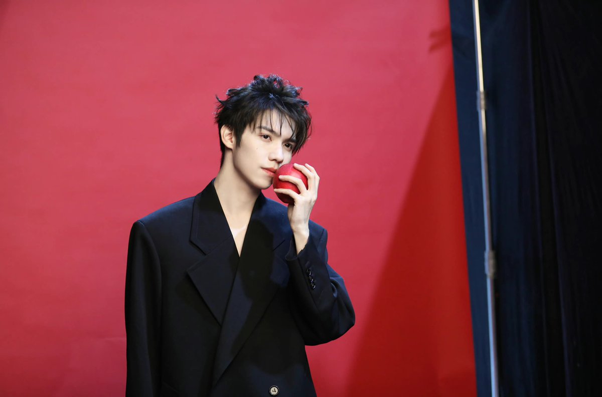 [罗一舟工作室 Weibo] 220105 update

Unconstrained by formalities, abiding by inner desire to enjoy a carefree life; unafraid of restraints, unfazed by worldly distractions. Life may be multi-faceted, but there has always been just one goal.

#罗一舟 #LuoYizhou #Zz罗一舟