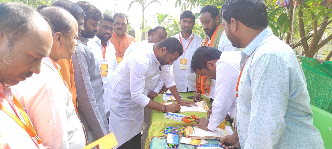 RaghunandanraoM's tweet photo. బిజెపి జాతీయ అధ్యక్షులు శ్రీ @JPNadda గారి వర్చ్యువల్ బూత్ కమిటీ సభ్యుల సమ్మేళనానికి దుబ్బాక నియోజకవర్గ బూత్ అధ్యక్షులు, నాయకులతో కలిసి హాజరైన దుబ్బాక శాసనసభ్యులు మాధవనేని రఘునందన్ రావు https://t.co/cCkLlcLXV5