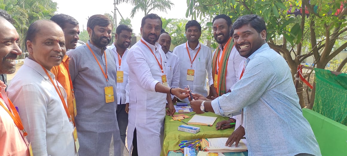 RaghunandanraoM's tweet photo. బిజెపి జాతీయ అధ్యక్షులు శ్రీ @JPNadda గారి వర్చ్యువల్ బూత్ కమిటీ సభ్యుల సమ్మేళనానికి దుబ్బాక నియోజకవర్గ బూత్ అధ్యక్షులు, నాయకులతో కలిసి హాజరైన దుబ్బాక శాసనసభ్యులు మాధవనేని రఘునందన్ రావు https://t.co/cCkLlcLXV5