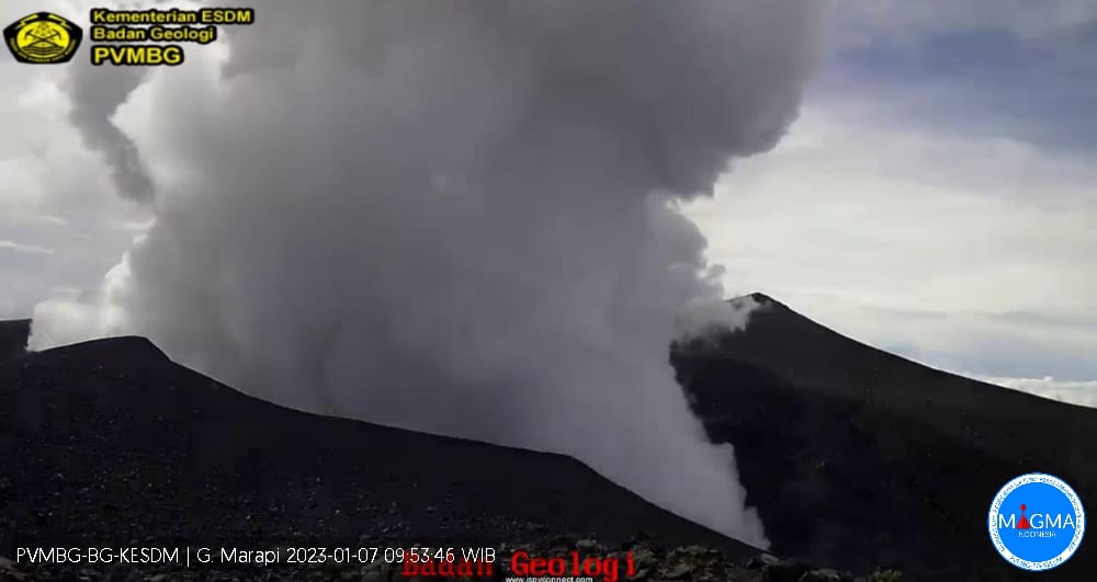 Terjadi erupsi G. Marapi pada hari Sabtu, 07 Januari 2023, pukul 11:44 WIB. Tinggi kolom erupsi tidak teramati. Erupsi terekam di seismograf dengan amplitudo maksimum 2.2 mm dan durasi 31 detik.
#PVMBG