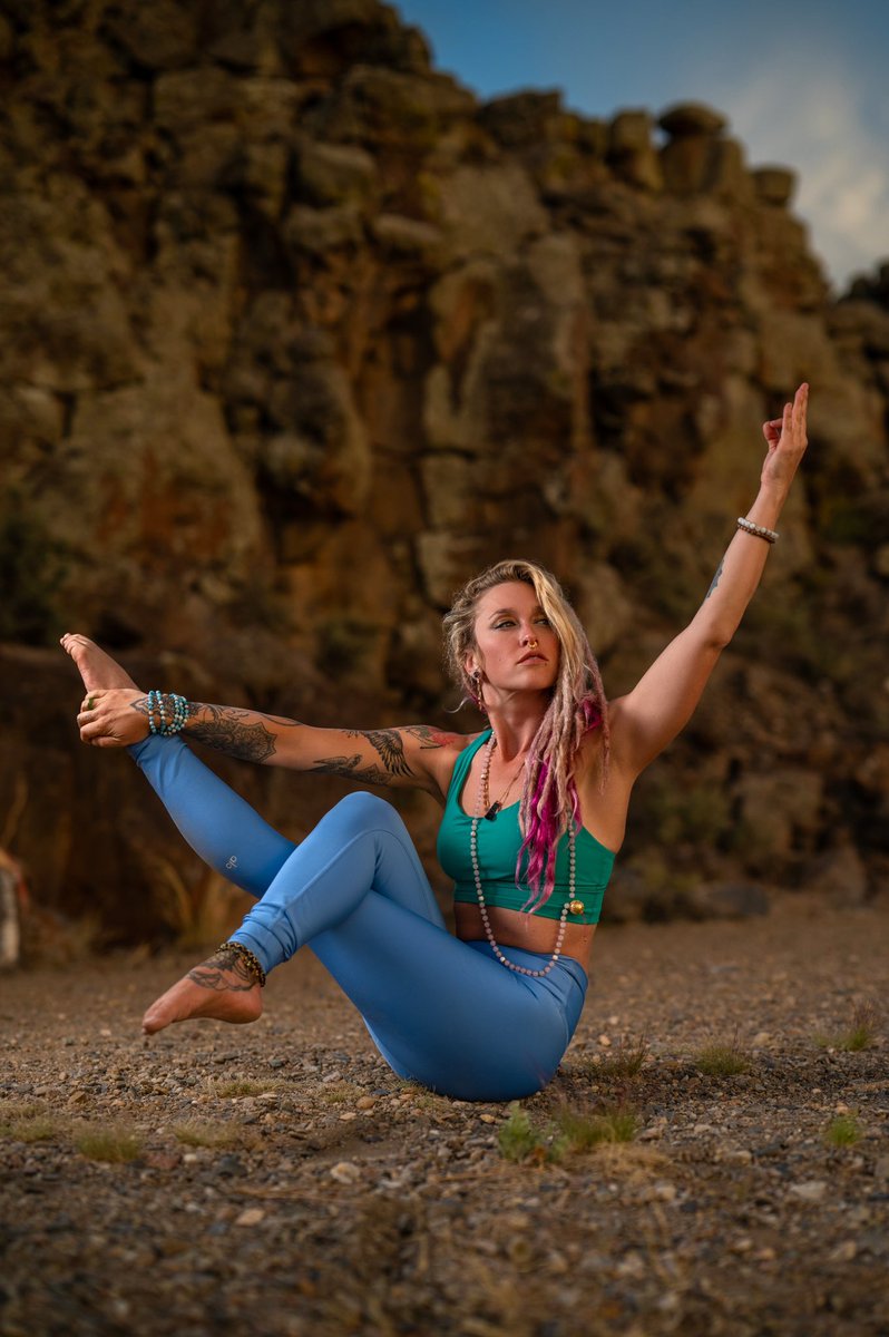 coloradofitfoto's tweet photo. Life is about balance. 😁
#yogapants #yogagirl #yogaposes #boatpose #navasana #yoga #namaste #dreadgirl #alternativemodel #alternativegirl #ashtanga #aloyoga https://t.co/BnEwiQPo0V