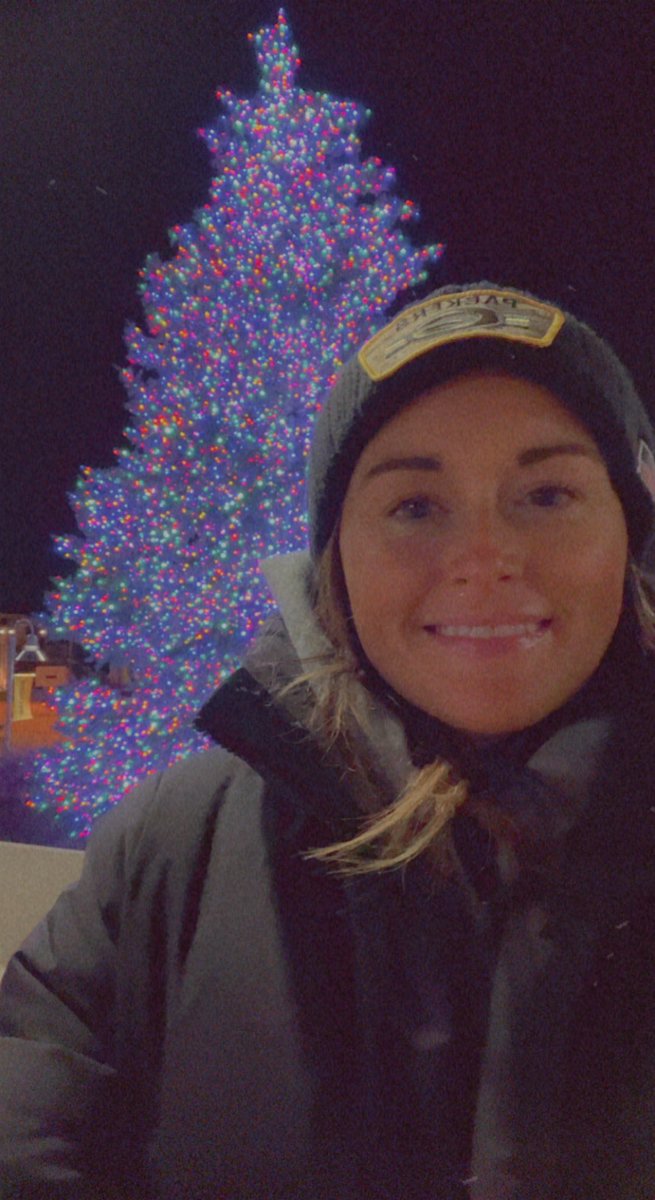 itskatiebrown's tweet photo. Get my Lambeau Christmas tree pic out there before it’s way out of season 😂 https://t.co/RRLRihqAZU