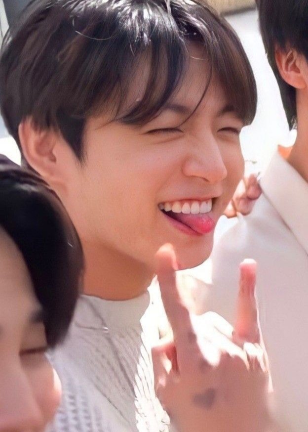 Невозможно хлопнуть дверью, если тебя выбросили в окно.😃

Меня вчера заблокировала синяя птица,  за что ,до сих пор понять не могу 😄