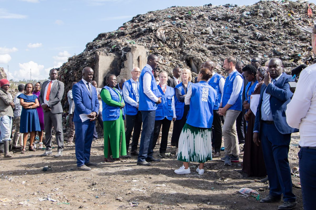 ngechumary's tweet photo. I’m elated to have received this precious gift from HRH Crown Prince Haakon of #Norway #UNDPGoodwillAmbassador.
I'm reminded of my purpose in transforming the waste economy.
Thank you and wishing you a #HappyNewYear2023! https://t.co/MCEu8ifVE4