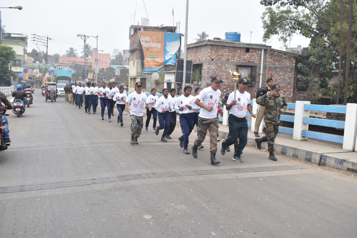 nccwbskm's tweet photo. The #UnityFlame Run was flagged off for Bardhaman by Shri Nitin Singhania, District Magistrate from Brindaban Maidan, Malda. Staff of 11 Bn NCC, cadets of Malda College and alumni participated in the flagging off ceremony.@PIBKolkata @gpsingh3para @ProDefKolkata @HQ_DG_NCC https://t.co/r0HsvLg0jW