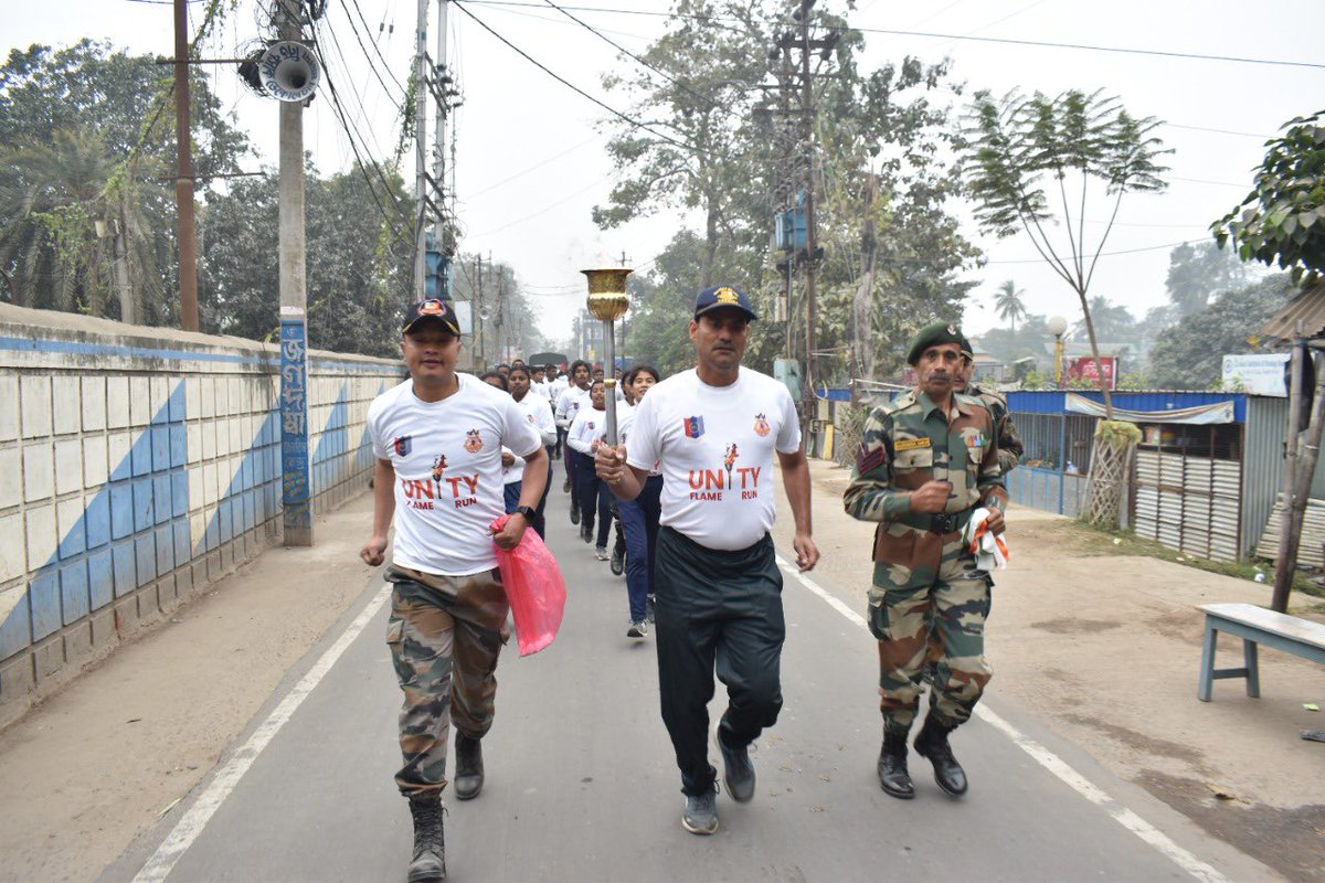 nccwbskm's tweet photo. The #UnityFlame Run was flagged off for Bardhaman by Shri Nitin Singhania, District Magistrate from Brindaban Maidan, Malda. Staff of 11 Bn NCC, cadets of Malda College and alumni participated in the flagging off ceremony.@PIBKolkata @gpsingh3para @ProDefKolkata @HQ_DG_NCC https://t.co/r0HsvLg0jW