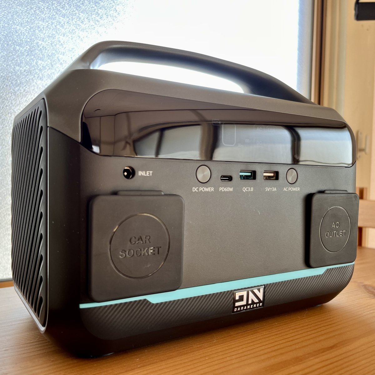 powerbanks51's tweet photo. DaranEner( @DaranenerJapan )さんのクリスマスキャンペーンで当選した #ポータブル電源  NEO300が到着しました。

容量268.8Wh、AC300W、PD60W、背面にはLEDライト(2段階、SOSあり)とコンパクトサイズですが機能はしっかり搭載。
キャンプで電気毛布使うのにちょうどいいんじゃないかな🥰 #DaranEner https://t.co/rk9r8huhK9