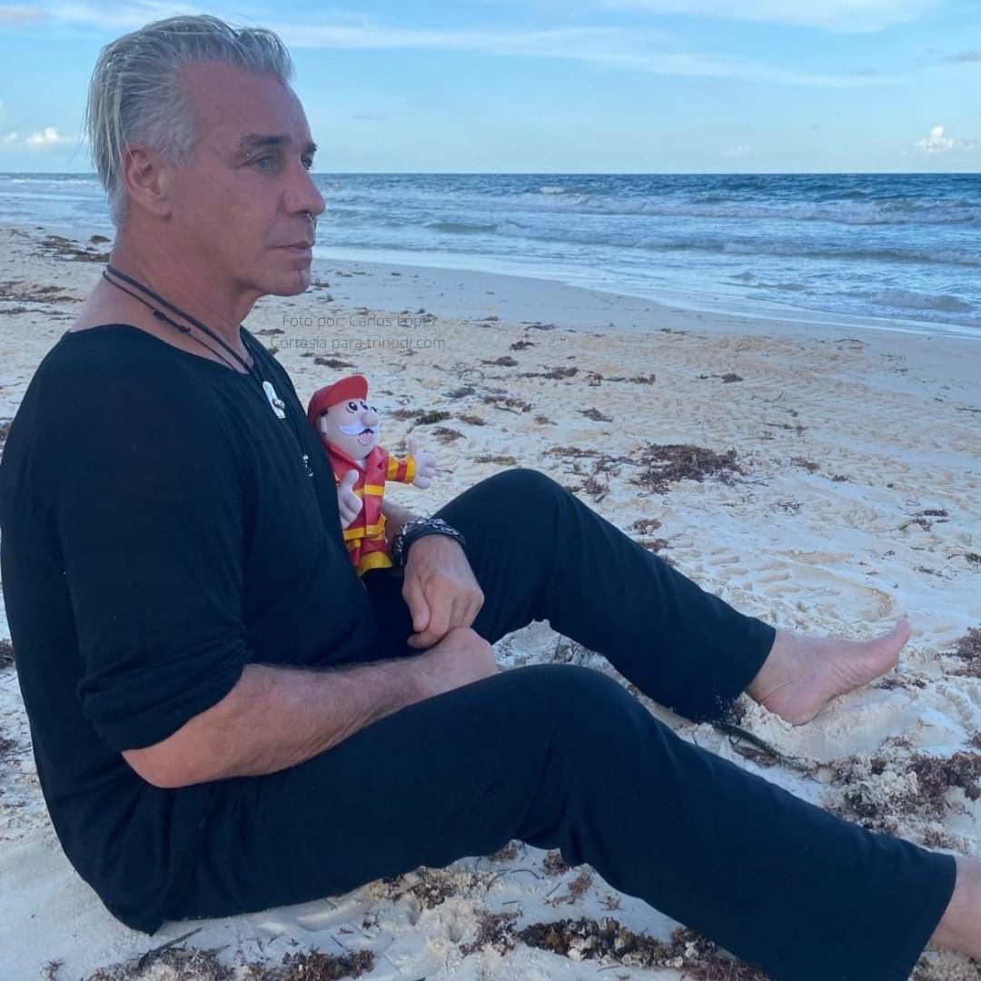 NIVEROCK's tweet photo. Y este 4 de Enero el profe Till Lindemann , ha cumplido 60 años. Y pasando casi la mitad de su vida como vocalista de #Rammstein , otra razón oara festejar. #TillLindemann https://t.co/cZ4mXoFD62