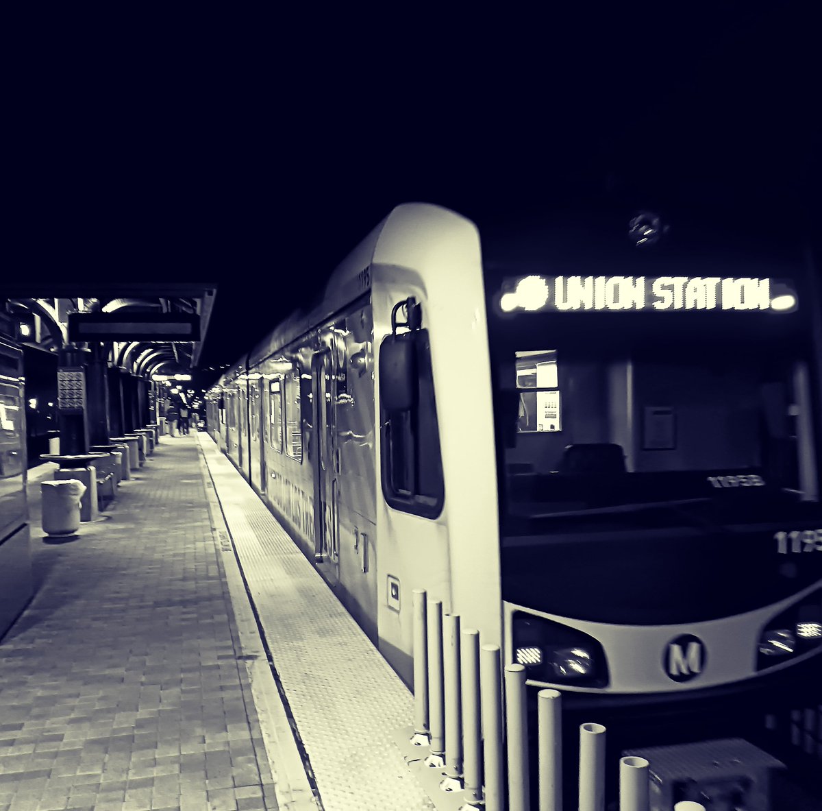 LesLeMonAuthor's tweet photo. Love the depth...these platforms go on, and on. L Line Platform, Highland Park - 01.06.2023
@metrolosangeles #bnw #bnwphotography #transitphotography #rail #transit https://t.co/3ijanmAps7