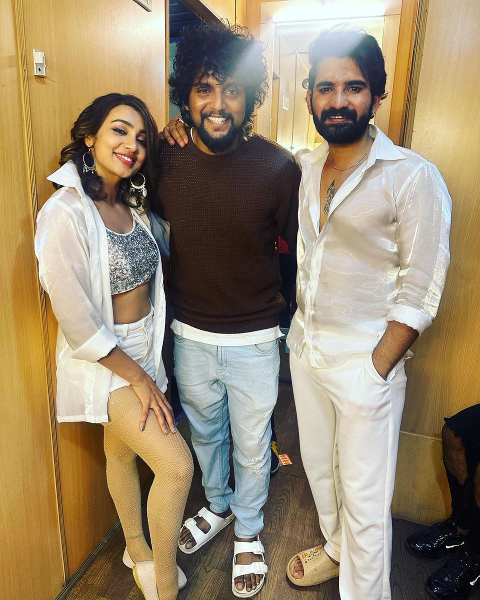 Fighterakhil2's tweet photo. #akhilsarthak #TejaswiMadivada #krishnamaster
Get ready for #bbjodi tonight 9 pm in #StarMaa
#aafat performance 💥 https://t.co/SqGpe92RCb