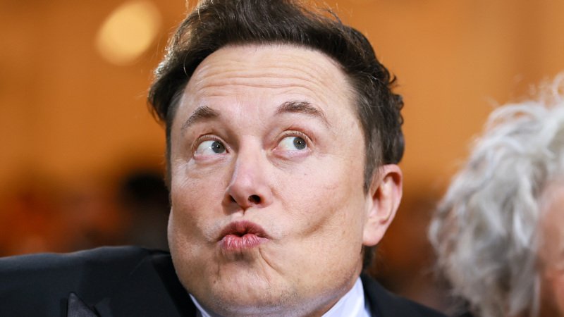 MHasnain000's tweet photo. @elonmusk Elon musk in winter after taking bath. 😂 😂 😂 https://t.co/pxao2jso4v