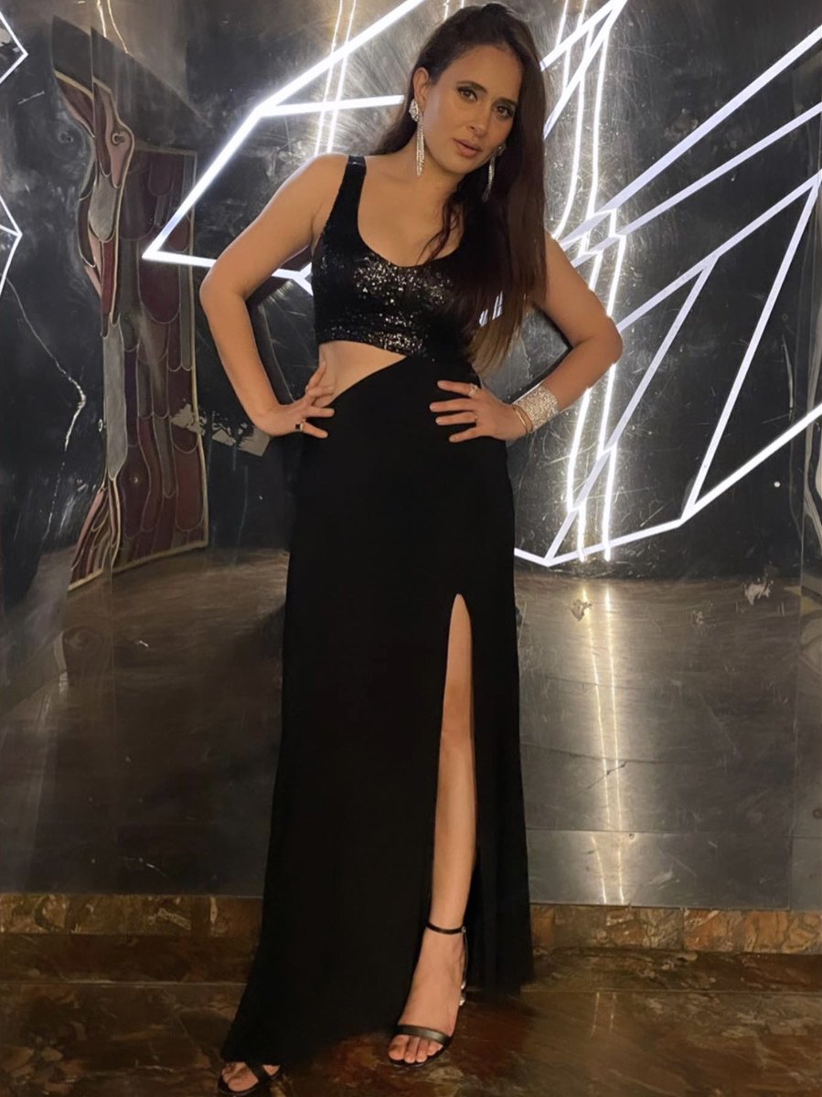 khandurishweta's tweet image. I burned my bridges so the devil couldn’t follow me. 
.
.
#blackandglitter #stylediary #shwetaains #glam #stylish #oftd