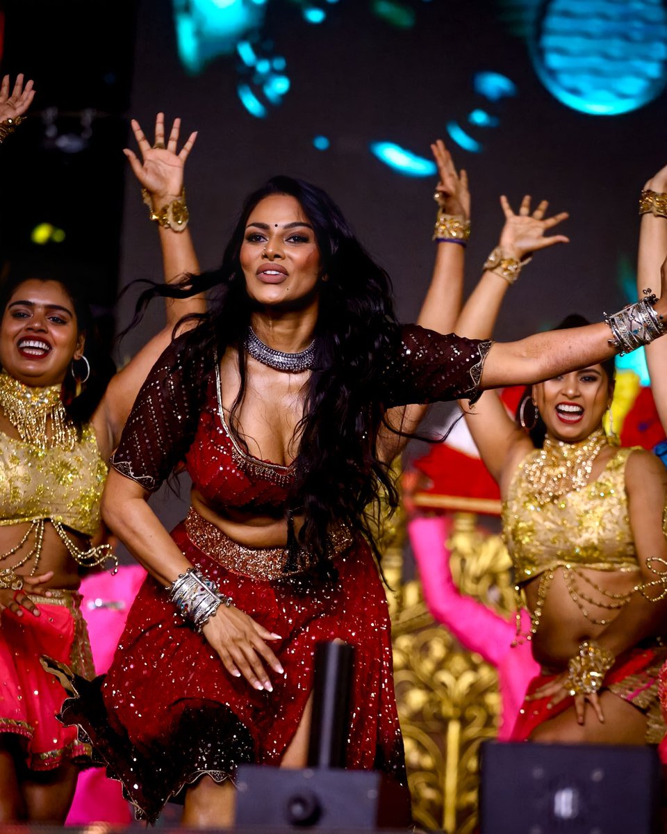 Cineeupdates_'s tweet photo. @chandrikaravi_ #ChandrikaRavi 🔥🔥❤️👄
#VeeraSimhaReddyTrailer #VeeraSimhaReddy #VeeraSimhaReddyPreReleaseEvent https://t.co/WJXInguBVl