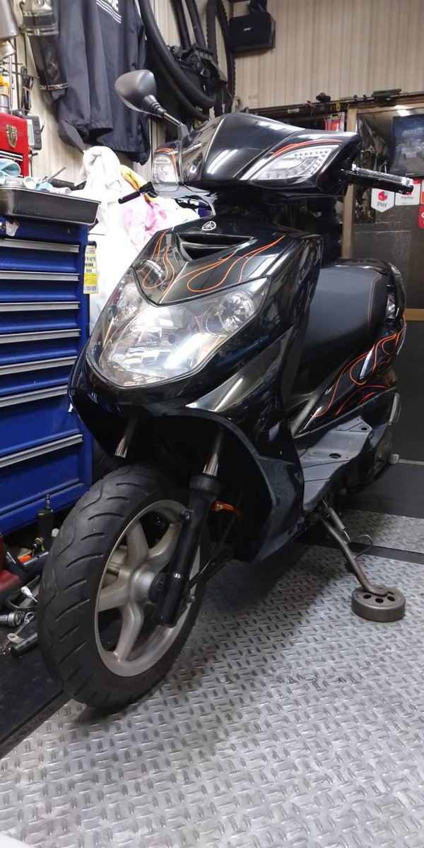 shuwawan's tweet photo. #バイク盗難  #愛車盗難  #拡散希望RT #シグナスX #江東区 

お世話になっているバイク屋さんの
YAMAHAのシグナスXが
江東区大島六丁目団地駐輪場にて
1月3日早朝に盗まれました。
オレンジのフレアラインが入っています。

少しでも情報欲しいです。
拡散、ご連絡よろしくお願いします！！ https://t.co/M14OGjUiU1