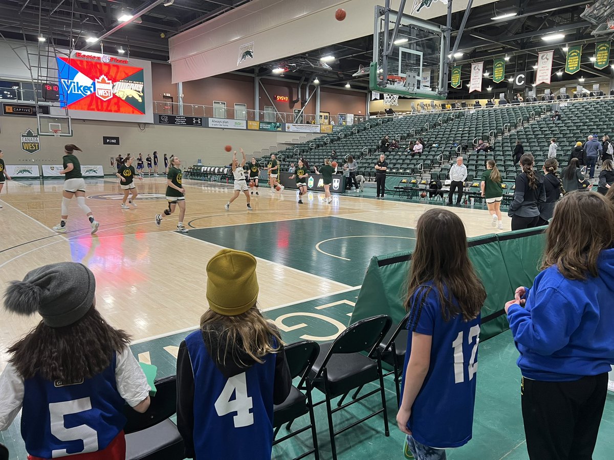 poonisms's tweet photo. The RCBA Grade 4 Girls Huskies would like to thank the @UofRegina women’s and men’s Cougars for a great night of hoops 🏀🏀 #ballislife #yqr #foamfinger https://t.co/HN4YWbbYY4