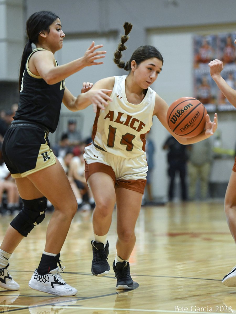 petethesportsg1's tweet photo. Some more of my favorite shots from the @ladycoyotesball game vs. HMK Friday. The Lady Brahmas won, 68-39. @AliceAthletics1 @Kyle__Atwood @ChrisThomasson7 @KRIS6sports @CallerSports @EchoNewsJournal @AliceHS_Coyotes https://t.co/TXcGcImSA5