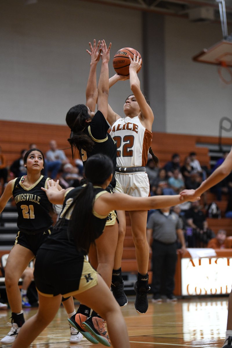 petethesportsg1's tweet photo. Some more of my favorite shots from the @ladycoyotesball game vs. HMK Friday. The Lady Brahmas won, 68-39. @AliceAthletics1 @Kyle__Atwood @ChrisThomasson7 @KRIS6sports @CallerSports @EchoNewsJournal @AliceHS_Coyotes https://t.co/TXcGcImSA5