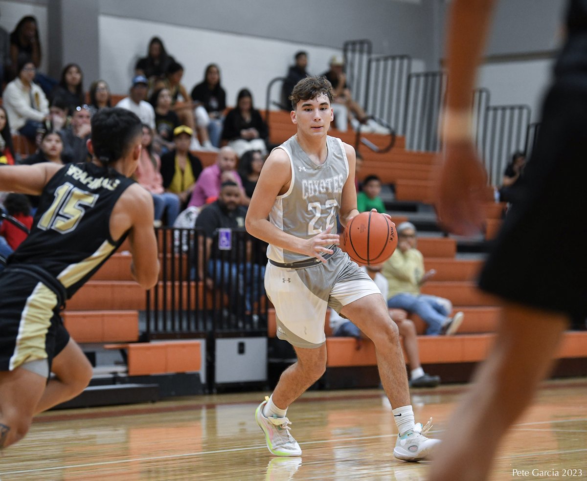 petethesportsg1's tweet photo. My favorite images from the Alice and HMK matchup Friday. HMK won the contest, 66-49. @AliceAthletics1 @ATXCoyotes @Kyle__Atwood @ChrisThomasson7 @KRIS6sports @CallerSports @AliceHS_Coyotes https://t.co/JpXxrQhbrr