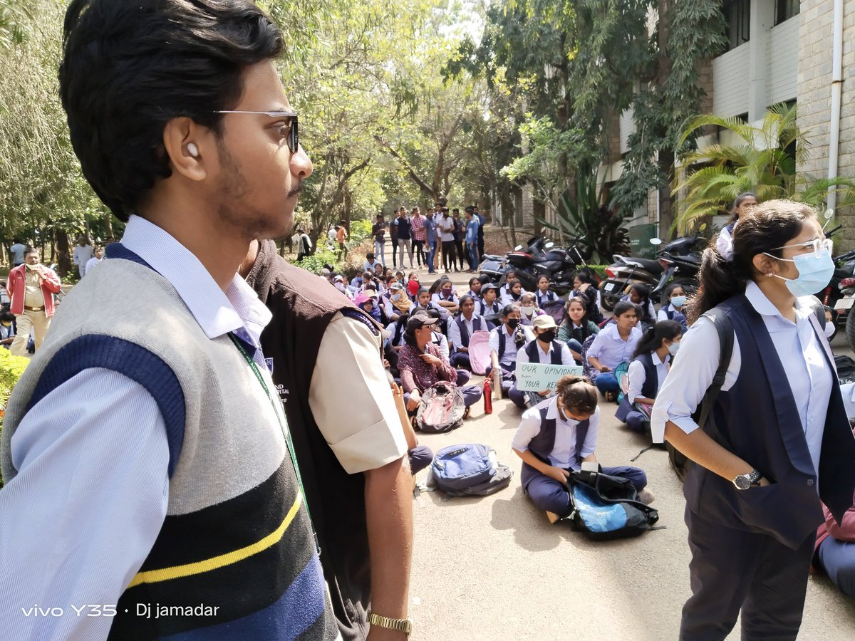 dattukumar_j's tweet photo. ಗಾಂಧಿ ಕೃಷಿ ವಿಶ್ವ ವಿದ್ಯಾಲಯದಲ್ಲಿ ವಿದ್ಯಾಬ್ಯಾಸದ ಒಂದು ಭಾಗವಾಗಿರುವ Educational Tour (ಶೈಕ್ಷಣಿಕ ಪ್ರವಾಸ) ಅನ್ನು ಸಂಪೂರ್ಣ ಭಾರತ್ ದೇಶ ನೋಡಲು ಕರೆದುಕೊಂಡು  ಹೋಗುವ ಬದಲು ಕೇವಲ ನಾಲ್ಕು - ಐದು ಸ್ಥಳ ಗಳನ್ನು ತೋರಿಸುವುದರ ಮೂಲಕ ವಿದ್ಯಾರ್ಥಿಗಳ ದುಡ್ಡು ಅನ್ನು ತಮ್ಮ ಸ್ವಂತಕೇ ಬಳಸಿಕೊಳ್ಳುತಿರುವ ನಿರ್ಣಯ ಖಂಡನೀಯ ವಾಗಿದೆ.. https://t.co/NpR4181Fke