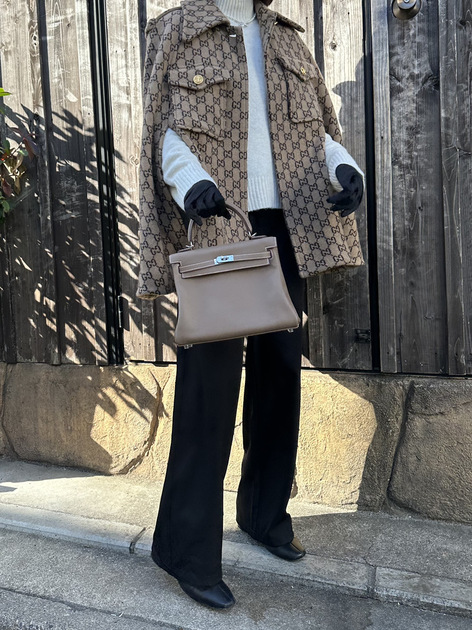 grare_aoyama's tweet photo. 季節問わず使えるエトゥープカラーのケリー25㎝🐴
スイフト素材でより繊細な印象に💗
手に馴染む柔らかなこちらのケリー25㎝/エトゥープはフォーマルなシーンはもちろん、
白ステッチならではのカジュアルさもございますので普段使いにも🥰
#hermes #kelly25 #エルメス #ケリー https://t.co/s2yieFUoKC