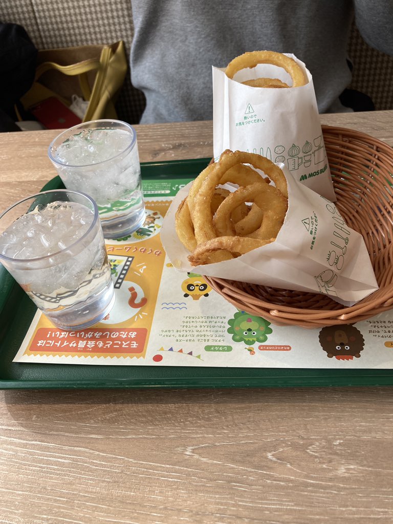 Kazon48746504's tweet photo. 帰りにオニオンリングを昼食代わりに。
水で飲み物は節約。
#移住 #leanfire https://t.co/cuHwn5quEF