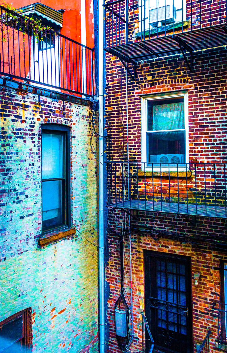 EarthAllegiance's tweet photo. A little color among the concreate, asphalt and glass. #citylife #city #urban #architecture #windows https://t.co/aXJr32ZZPi