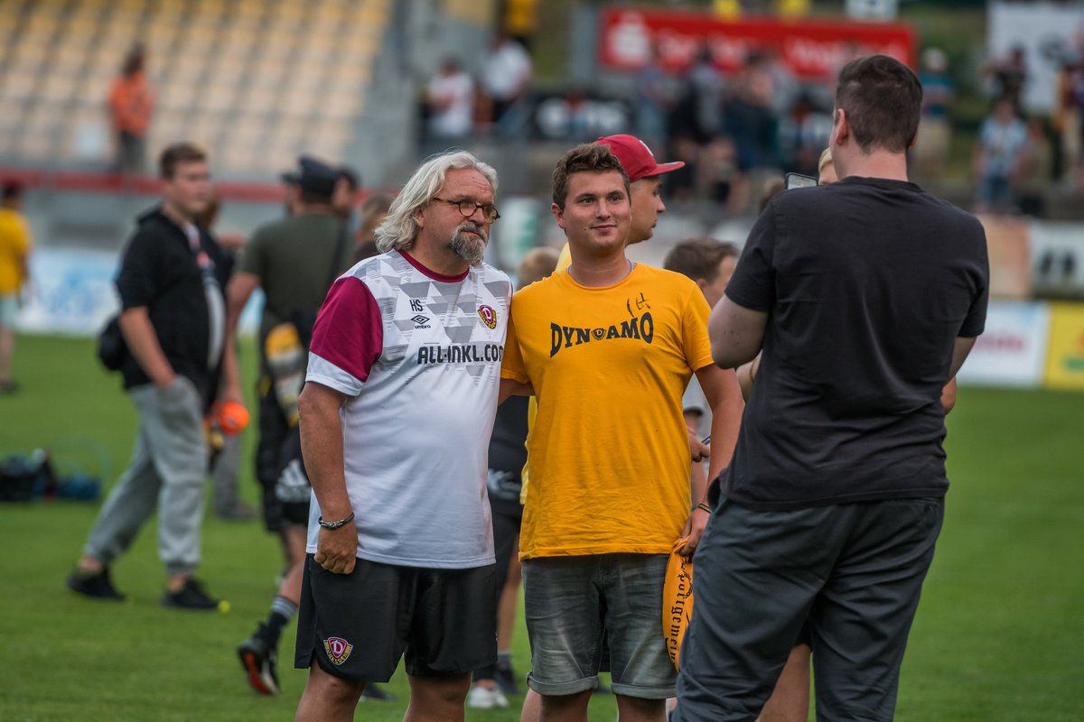 DynamoDresden's tweet photo. Herzlichen Glückwunsch, Heiko #Scholz! 🎁 Dynamos Co-Trainer feiert heute seinen 57. Geburtstag. Die gesamte Sportgemeinschaft wünscht Dir, lieber „Scholle“, zu Deinem Ehrentag nur das Beste, viel Gesundheit und noch viele tolle Momente gemeinsam mit Schwarz-Gelb. 🖤💛 #sgd1953 https://t.co/aKQCjf4RgW