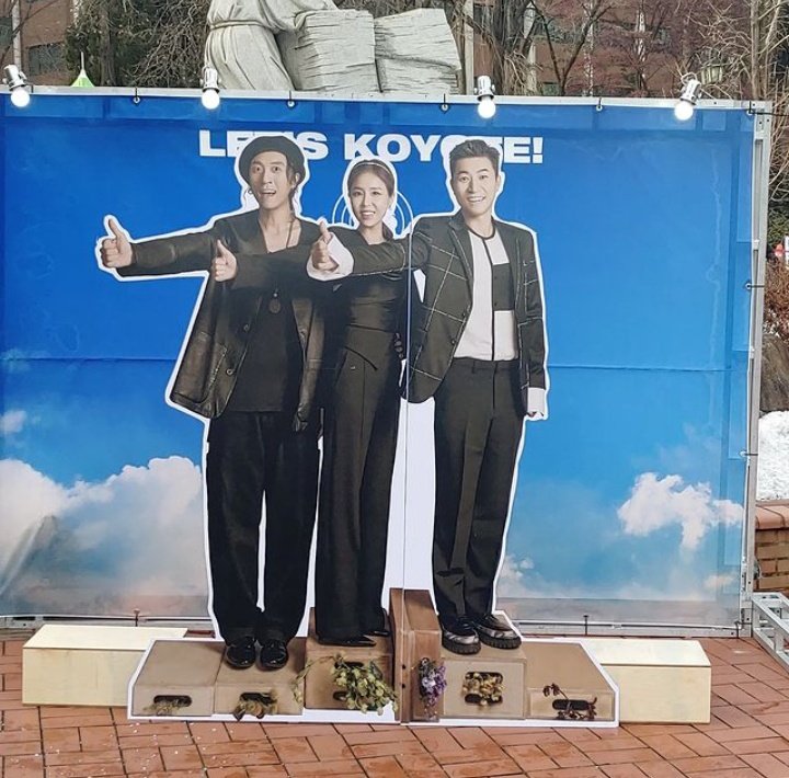 ilbakilcafe's tweet photo. Moon Seyoon and Yoo Seonho with his mom came to Koyote's concert "Let's Koyote!" today💙 https://t.co/G3EdSophtR