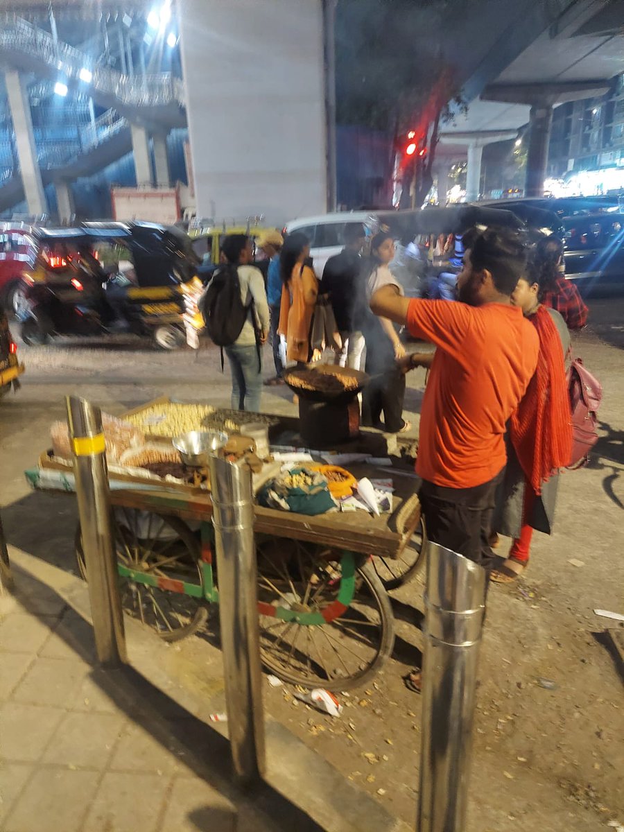 hidalgo2801's tweet photo. No sooner than #mumbaimetro2 stations have come up,our very own hawkers are also up. Will the #mumbaimetro ease traffic or increase it at every station. Requesting all concerned authorities to keep illegal sellers out @MMMOCL_Official @mybmc @MumbaiPolice @MCGM_BMC https://t.co/pbngfln07Q