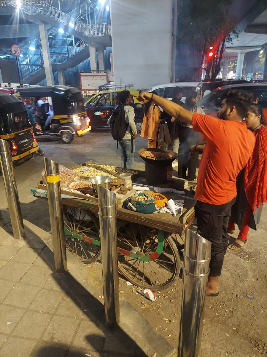 hidalgo2801's tweet photo. No sooner than #mumbaimetro2 stations have come up,our very own hawkers are also up. Will the #mumbaimetro ease traffic or increase it at every station. Requesting all concerned authorities to keep illegal sellers out @MMMOCL_Official @mybmc @MumbaiPolice @MCGM_BMC https://t.co/pbngfln07Q