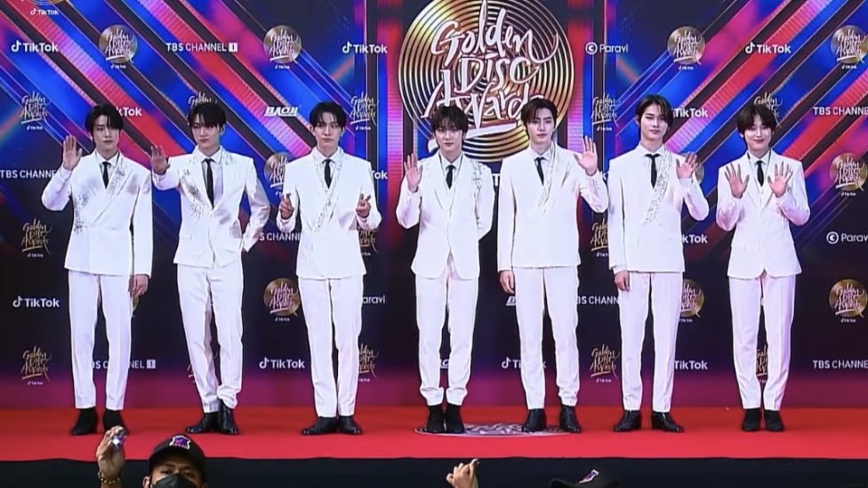 EN7ernally's tweet photo. #ENHYPEN serving visuals at the 37th Golden Disc Awards Red Carpet 🫶🏻 https://t.co/pNItCTH060