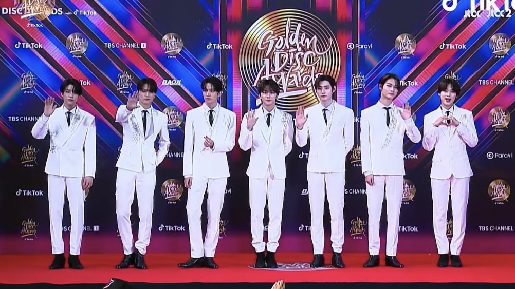 EN7ernally's tweet photo. #ENHYPEN serving visuals at the 37th Golden Disc Awards Red Carpet 🫶🏻 https://t.co/pNItCTH060