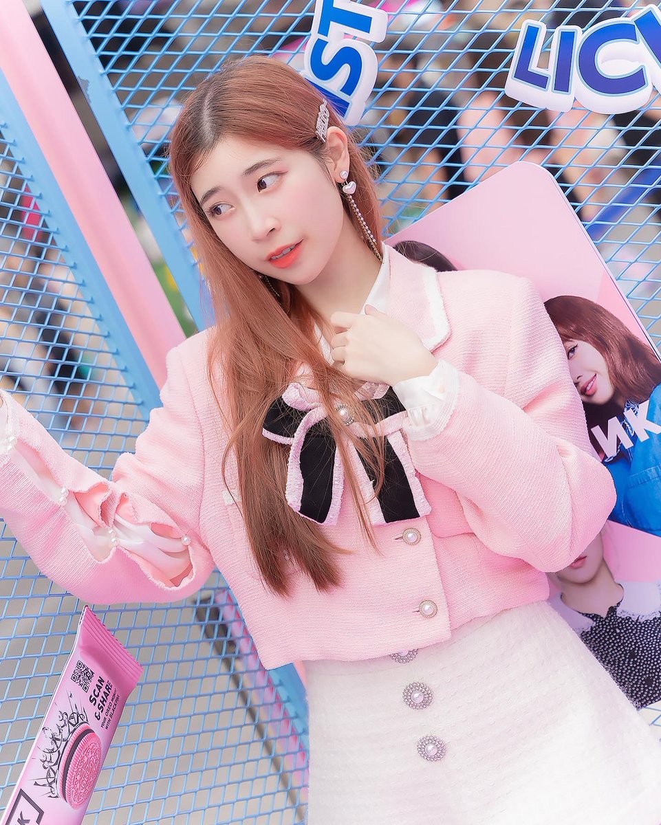 Kidcatmew's tweet photo. Yum !!😋

Had so much fun at #OreoBlackpinkth 
grand opening event yesterday💗

อย่าลืมไปลอง OREO x BLACKPINK รสชาติใหม่คุกกี้สีชมพูสอดใส่ดาร์กครีมช็อคโกแลตกันนะคะ

Thank you!
@oreo_thailand 

#oreoblackpink #oreoblackpinkth 
#oreothailand #kidcatmew #mookkidcatmai https://t.co/CUJZQTbQGN