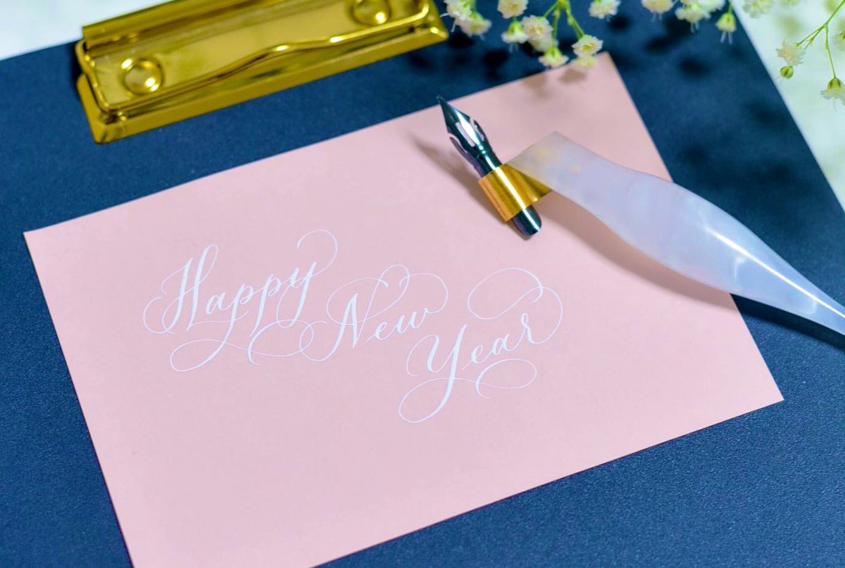 Kasumigraphy's tweet photo. 遅ればせながら。
本年もよろしくお願いいたします✨

今年は、見るばかりじゃなくてもう少し頻度高くツイートできるといいな。

新しく挑戦したいことも、深めていきたいこともたくさんある2023年。

もっとカリグラフィーと仲良くなる一年にできますように。 https://t.co/FxEAgF6pnM