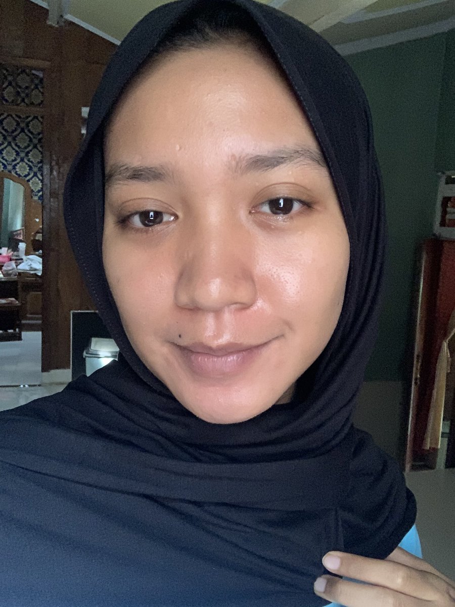 fifiiiazhaar's tweet photo. REVIEW SKINCARE YANG AKU PAKE di 2022 ☺️ - A Thread

2022 kemaren aku bener bener gapuas kalo ganyoba skincare baru kalo yg lain lagi abis 🥲, dan ini adalah skincare yang tersisa di  akhir 2022 dan keadaan kulit aku sekarang ⬇️⬇️ https://t.co/cqGZdvMUIn