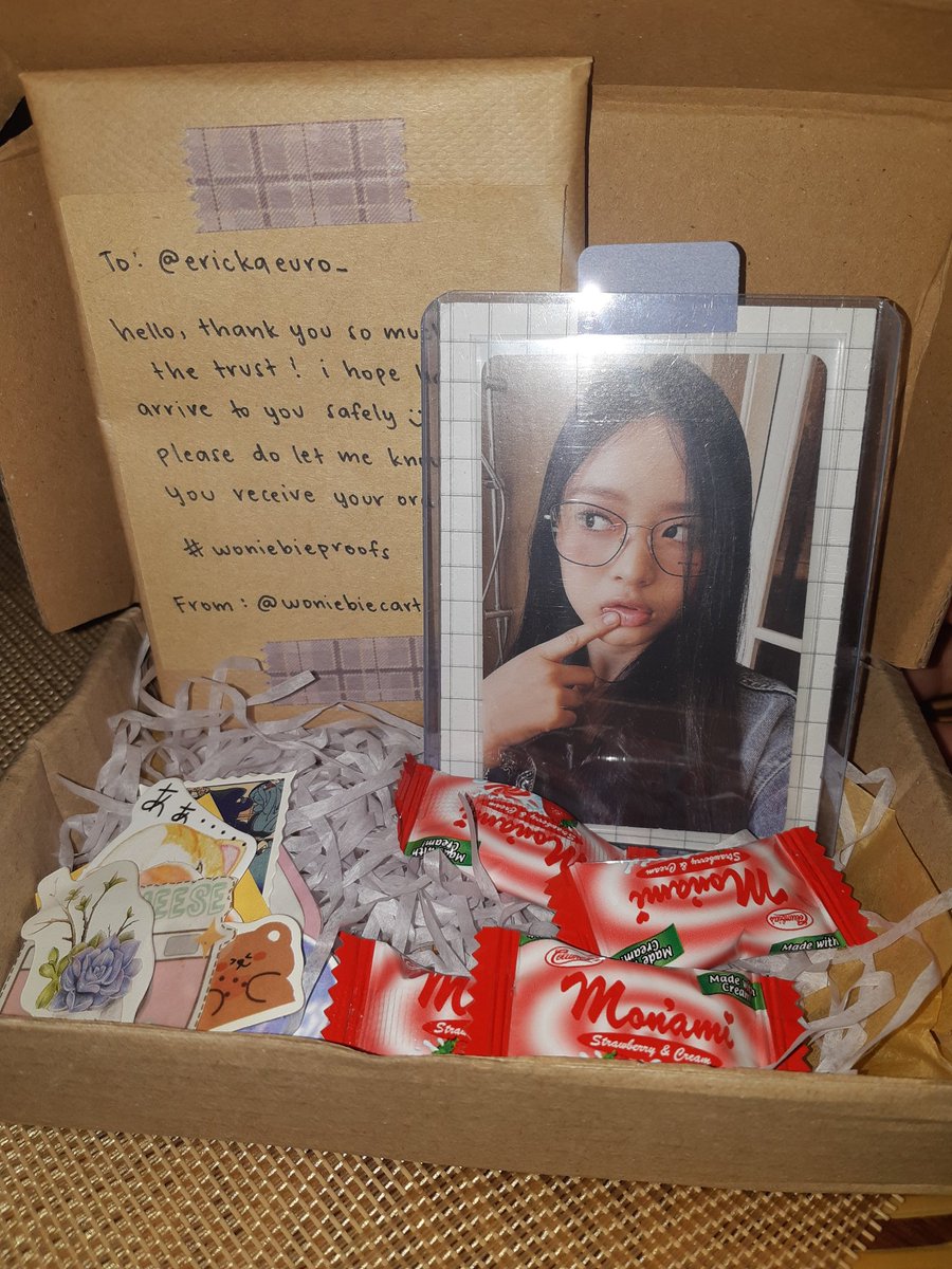 erickaeuro_'s tweet photo. ✉ from @woniebiecart •  #wonibieproofs
      — Hanni came home safely! Thank you for packing her safely also thank you for the freebies <3 https://t.co/9aIx4pjIy9