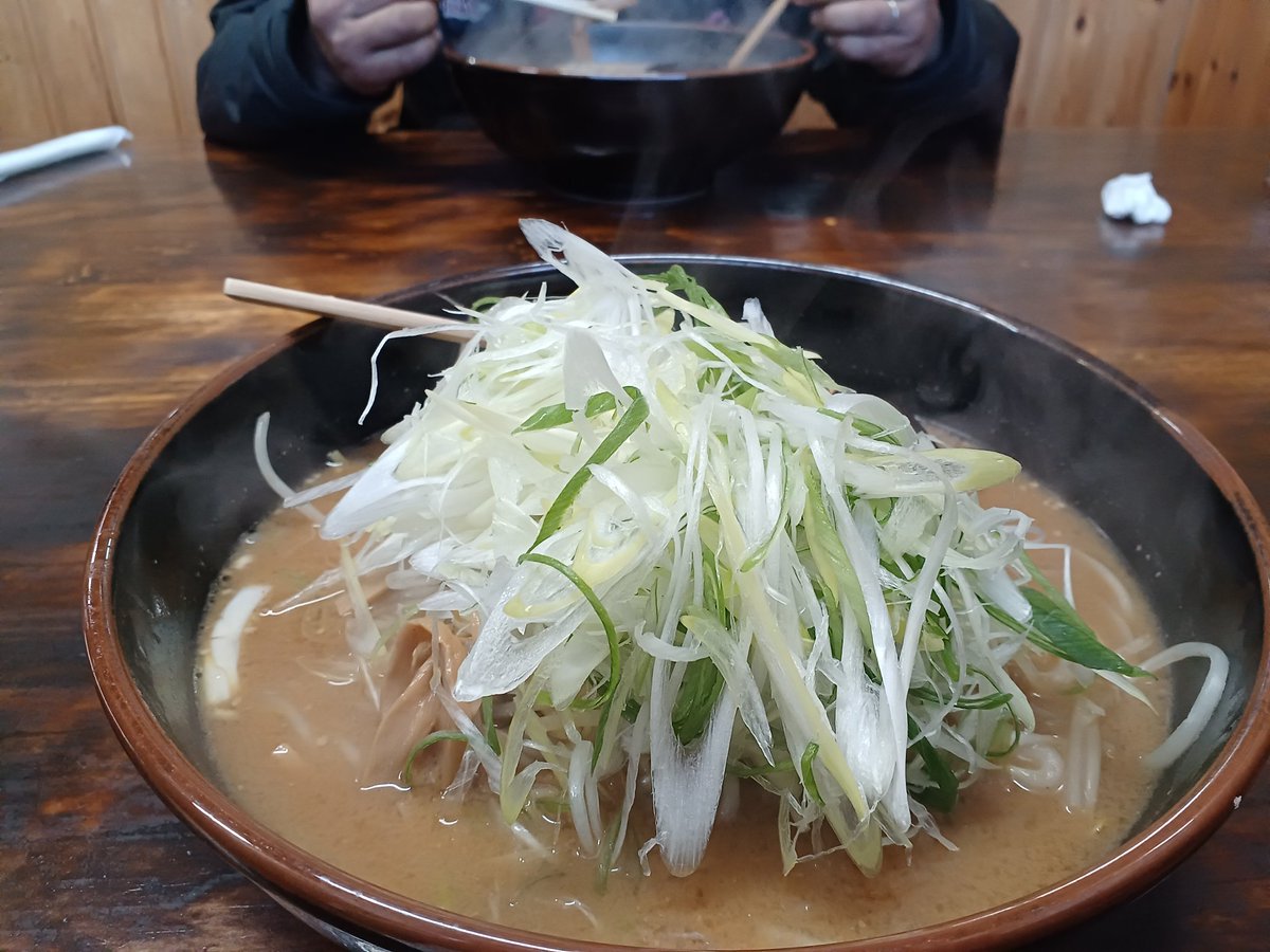 近所の人気店行って来ました。ネギ大盛りで麺完食できず😢#ラーメン#味噌ラーメン#信玄#ラーメン好きな人と繋がりたい